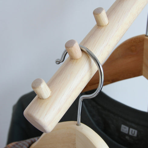 【掛けやすいズレ落ちにくいフック】
ハンガーが滑り落ちにくいよう、一つ一つのフックに丁寧な丸み加工が施されているため、毎日の洋服の出し入れもストレスなくスムーズに行えます。